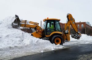 CSEA members from the City of Newburgh’s Department of Public Works and Water Department had the tough task of clearing the tremendous snowfall with minimal staffing, due to previous years’ budget cuts. Here, a Water Department worker uses a backhoe to pile snow in the median of lower Broadway, the city’s main thoroughfare.