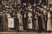 Image of union women and men in 1909 standing on stairs supporting women's right to vote